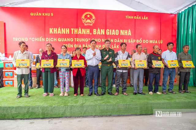 Gần 100 ngôi nhà mới được bàn giao cho người dân vùng "rốn lũ" Đắk Lắk- Ảnh 3. Gần 100 ngôi nhà mới được bàn giao cho người dân vùng "rốn lũ" Đắk Lắk- Ảnh 3.