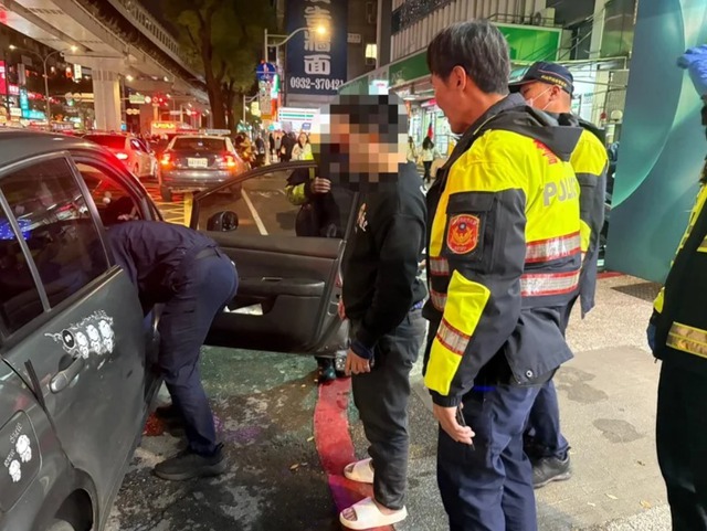 Cãi nhau với bạn trai, người phụ nữ nhảy ra khỏi xe ô tô- Ảnh 1. Cãi nhau với bạn trai, người phụ nữ nhảy ra khỏi xe ô tô- Ảnh 1.