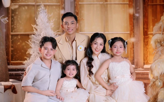 Phút ngẫu hứng của vợ chồng Khánh Thi - Phan Hiển gây "sốt" mạng xã hội- Ảnh 3. Phút ngẫu hứng của vợ chồng Khánh Thi - Phan Hiển gây "sốt" mạng xã hội- Ảnh 3.