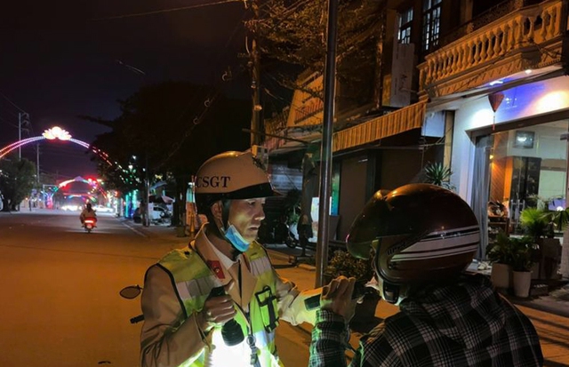 CSGT C&ocirc;ng an H&agrave; Tĩnh xử l&yacute; 171 trường hợp vi phạm nồng độ cồn trong kỳ nghỉ Tết dương lịch - Ảnh 2.
