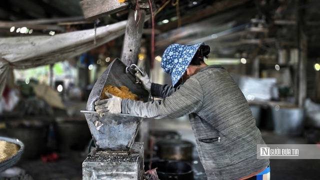 Những lò lửa đỏ suốt đêm, giữ một nghề xưa giữa ngày giáp Tết- Ảnh 18. Những lò lửa đỏ suốt đêm, giữ một nghề xưa giữa ngày giáp Tết- Ảnh 18.