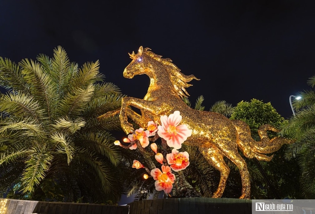 Ch&ugrave;m ảnh: Linh vật Ngựa V&agrave;ng đầu ti&ecirc;n của nghệ nh&acirc;n Đinh Văn T&acirc;m xuất hiện tại Đ&agrave; Nẵng- Ảnh 4.