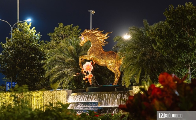 Ch&ugrave;m ảnh: Linh vật Ngựa V&agrave;ng đầu ti&ecirc;n của nghệ nh&acirc;n Đinh Văn T&acirc;m xuất hiện tại Đ&agrave; Nẵng- Ảnh 8.