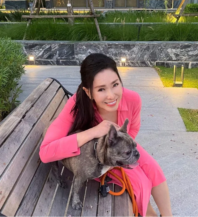 2 đời chồng, Hoa hậu 79 tuổi vẫn đẹp mặn m&agrave;, được v&iacute; như  &ldquo;vi&ecirc;n ngọc qu&yacute; phương Đ&ocirc;ng&rdquo; - Ảnh 5.