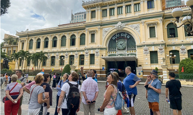 Lần đầu tiên du lịch Việt Nam đạt được cột mốc ấn tượng với lượng khách quốc tế cao kỷ lục- Ảnh 2. Lần đầu tiên du lịch Việt Nam đạt được cột mốc ấn tượng với lượng khách quốc tế cao kỷ lục- Ảnh 2.