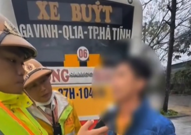 CSGT C&ocirc;ng an H&agrave; Tĩnh xử l&yacute; 171 trường hợp vi phạm nồng độ cồn trong kỳ nghỉ Tết dương lịch - Ảnh 1.