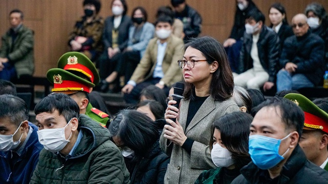 Những phong b&igrave; trắng chứa 8 tỷ đồng "cảm ơn" ph&iacute;a sau giấy quảng c&aacute;o - Ảnh 1.