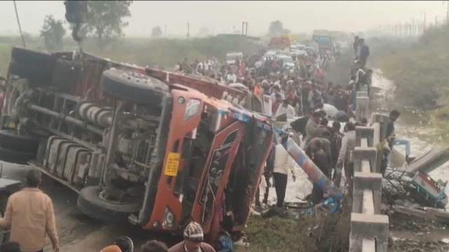 Xe tải chở b&ocirc;ng lật đ&egrave; tr&uacute;ng người đi bộ, 12 người thương vong - Ảnh 1.