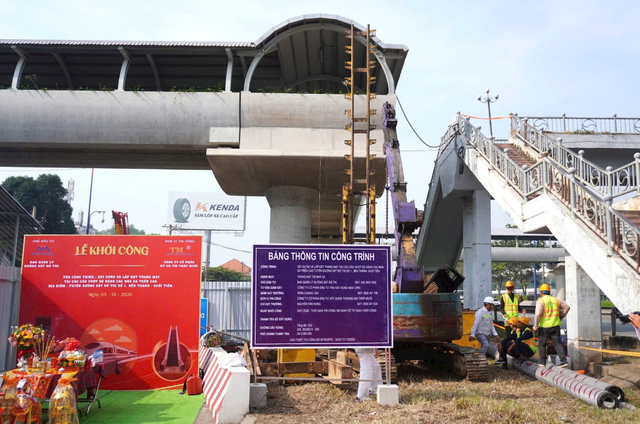 Lắp thang m&aacute;y ở cầu vượt bộ h&agrave;nh Metro số 1 - Ảnh 1.