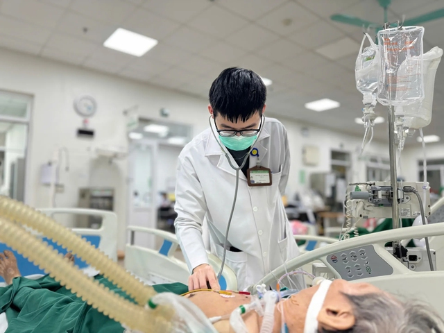 Người đ&agrave;n &ocirc;ng 73 tuổi "nghiện thứ đ&aacute;ng sợ", l&agrave;m tổn thương phổi, suy h&ocirc; hấp nặng - Ảnh 1.