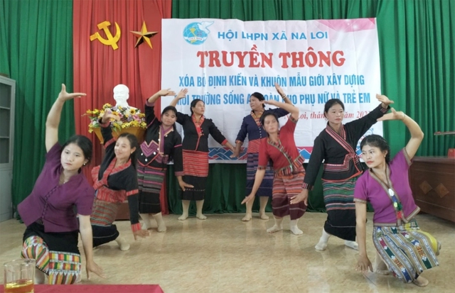 Đẩy mạnh ch&iacute;nh s&aacute;ch th&uacute;c đẩy b&igrave;nh đẳng giới đối với phụ nữ v&agrave; trẻ em DTTS Nghệ An - Ảnh 2.