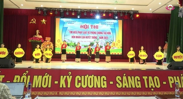 Tăng cường tuyên truyền pháp luật, xoá tập tục có hại cho phụ nữ và trẻ em DTTS Nghệ An - Ảnh 1.