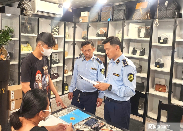Cận Tết, hàng giả thời trang cao cấp “lên kệ” tại nhiều cửa hàng ở Đà Nẵng- Ảnh 3. Cận Tết, hàng giả thời trang cao cấp “lên kệ” tại nhiều cửa hàng ở Đà Nẵng- Ảnh 3.