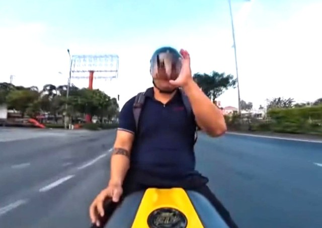 CSGT TP.HCM xử phạt thanh ni&ecirc;n bu&ocirc;ng hai tay l&aacute;i xe ph&acirc;n khối lớn v&agrave;o năm 2023

- Ảnh 1.