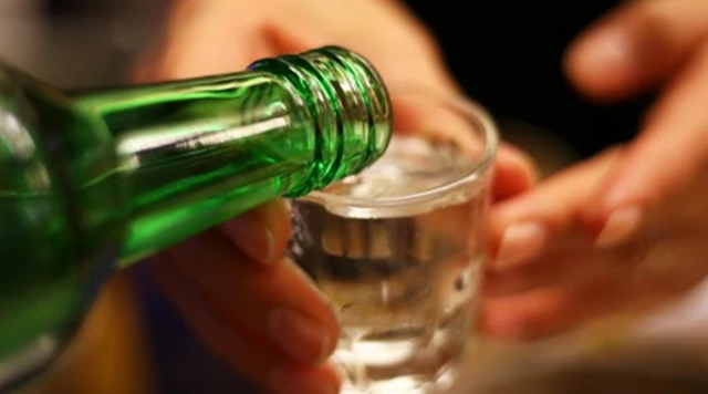 Người đ&agrave;n &ocirc;ng 45 tuổi tử vong sau khi uống loại nước theo c&aacute;ch "vạn người m&ecirc;" - Ảnh 1.