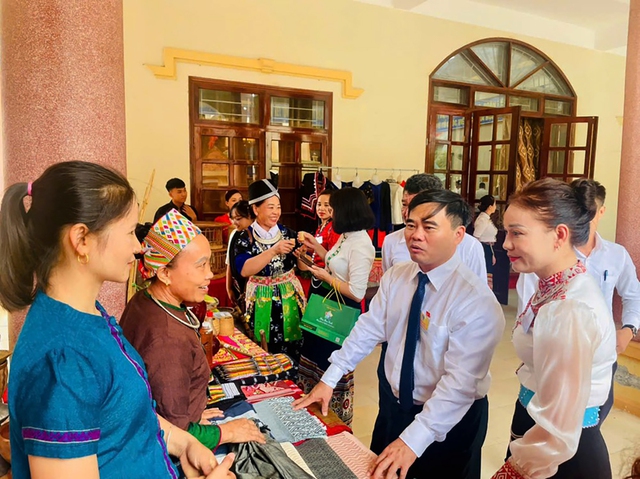 Hỗ trợ phụ nữ DTTS ph&aacute;t triển sản xuất, tạo động lực giảm ngh&egrave;o bền vững - Ảnh 2.