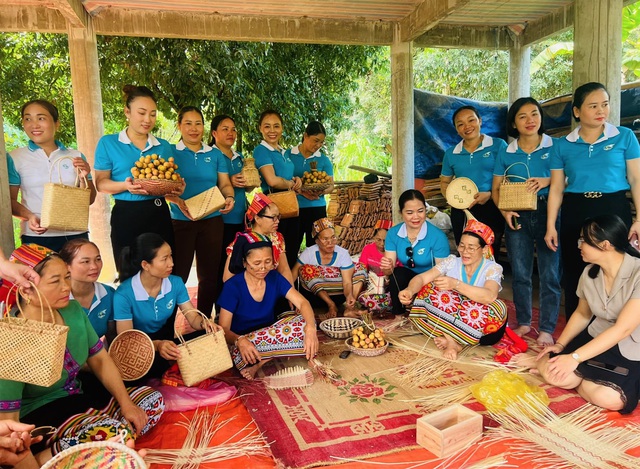 Ứng dụng khoa học c&ocirc;ng nghệ, phụ nữ d&acirc;n tộc thiểu số tự tin bước v&agrave;o kỷ nguy&ecirc;n mới - Ảnh 1.