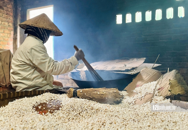 Làng bánh nổ Quảng Ngãi rộn ràng vào vụ Tết, đơn hàng tăng gấp ba- Ảnh 8. Làng bánh nổ Quảng Ngãi rộn ràng vào vụ Tết, đơn hàng tăng gấp ba- Ảnh 8.