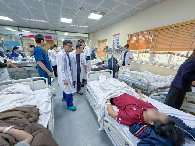 Bệnh viện E kích hoạt báo động đỏ cấp cứu 15 nạn nhân trong vụ cháy nhà ở Hà Nội - Ảnh 1.