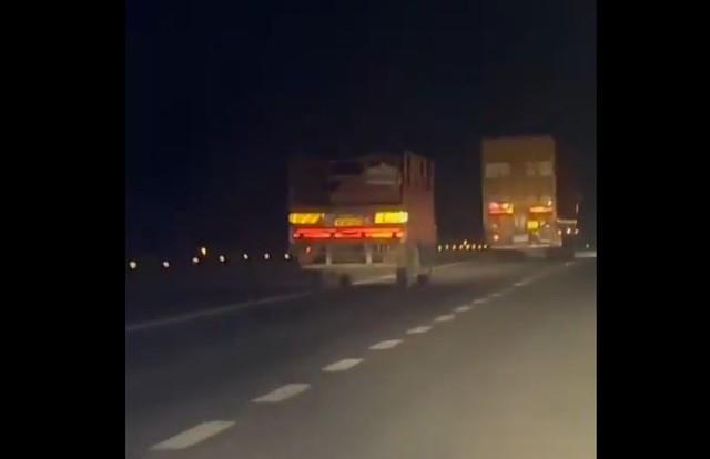 Xe tải đ&acirc;m tr&uacute;ng đu&ocirc;i xe container tr&ecirc;n đường cao tốc, t&agrave;i xế tử vong - Ảnh 1.