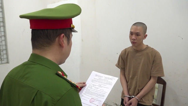 Bắt đối tượng giả danh giảng vi&ecirc;n đại học lừa b&aacute;n đồng phục cho sinh vi&ecirc;n- Ảnh 1.