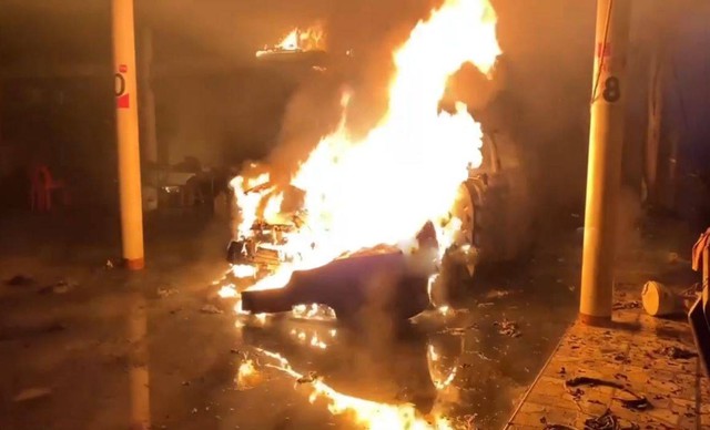 &Ocirc; t&ocirc; mới mua bất ngờ bốc ch&aacute;y ng&ugrave;n ngụt trong đ&ecirc;m - Ảnh 1.