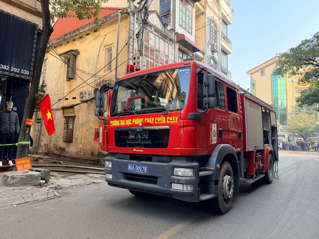 Căn nh&agrave; 7 tầng bốc ch&aacute;y dữ dội, chủ nh&agrave; liều m&igrave;nh nhảy xuống bị thương nặng - Ảnh 3.