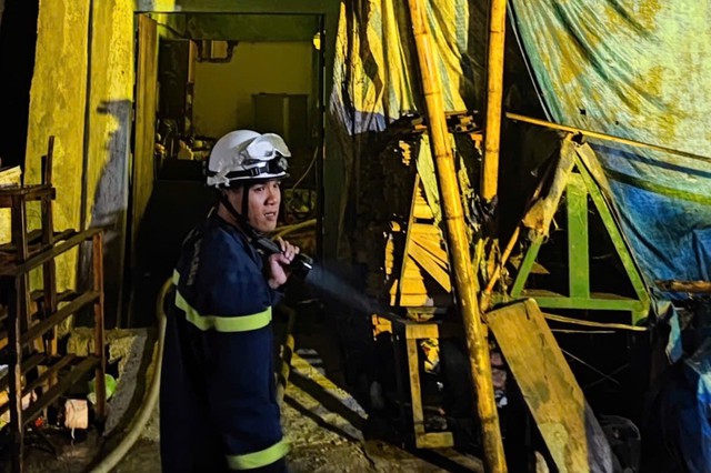 Căn nh&agrave; 7 tầng bốc ch&aacute;y dữ dội, chủ nh&agrave; liều m&igrave;nh nhảy xuống bị thương nặng - Ảnh 8.