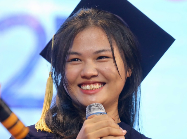 Nâng bước thủ khoa 2025: Nước mắt hạnh phúc của 120 thủ khoa vượt qua nghịch cảnh - Ảnh 4.