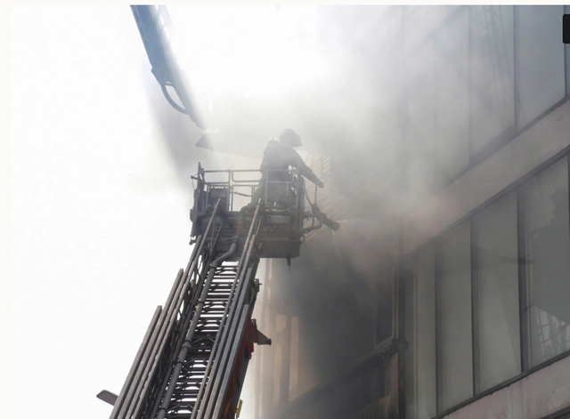 Vụ ch&aacute;y nh&agrave; 7 tầng ở H&agrave; Đ&ocirc;ng: Nạn nh&acirc;n thứ 3 l&agrave; chủ nh&agrave;, tử vong do liều m&igrave;nh nhảy xuống - Ảnh 2.