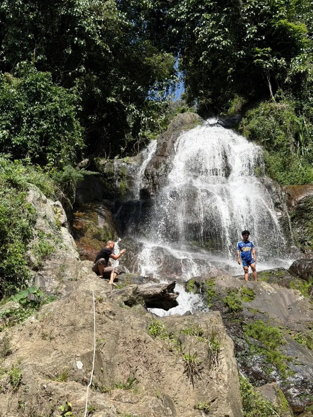 Chụp ảnh tự sướng, nam du kh&aacute;ch tử vong khi rơi khỏi th&aacute;c nước - Ảnh 1.