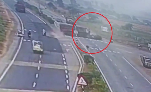 Tr&aacute;nh xe m&aacute;y, xe tải đ&acirc;m tr&uacute;ng &ocirc; t&ocirc; con khiến 3 người tử vong - Ảnh 1.