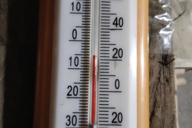 Miền T&acirc;y Nghệ An r&eacute;t đậm cực mạnh, giảm s&acirc;u -5 độ C, xuất hiện băng gi&aacute;  - Ảnh 2.