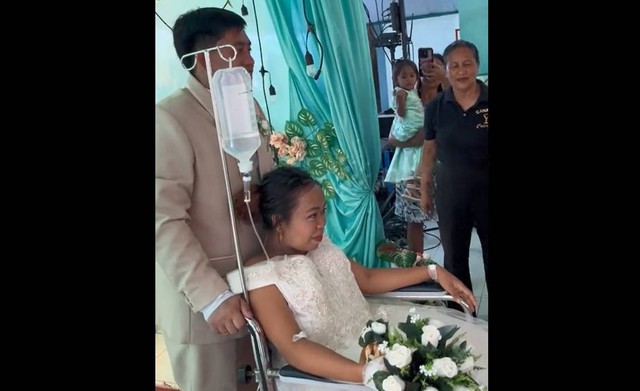 C&ocirc; d&acirc;u ngồi xe lăn đến đ&aacute;m cưới chỉ v&agrave;i giờ sau khi sinh con - Ảnh 1.