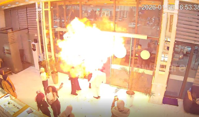 B&oacute;ng bay bất ngờ ph&aacute;t nổ kinh ho&agrave;ng trước mặt người phụ nữ - Ảnh 1.