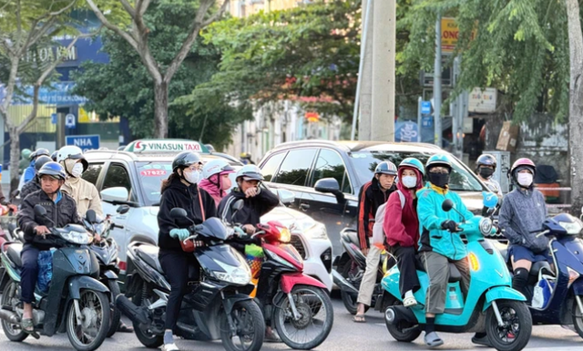 TP.HCM kh&ocirc;ng kh&iacute; lạnh tăng cường cực mạnh, nhiều nơi giảm s&acirc;u dưới 17&deg;C trong 10 năm qua - Ảnh 1.