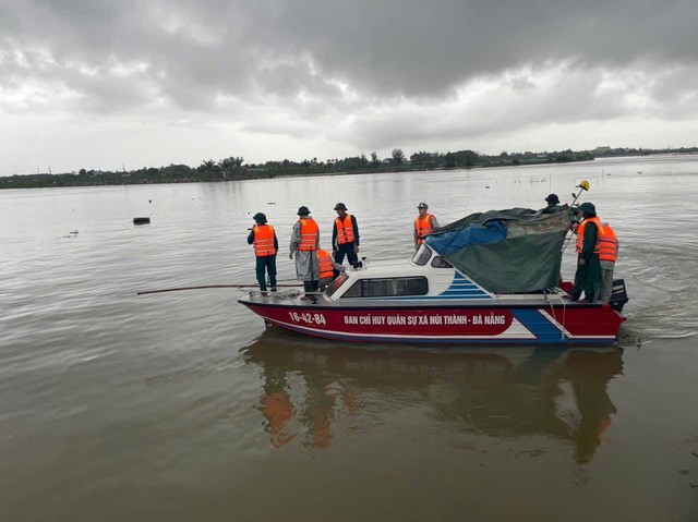 Đánh cá trên sông, người đàn ông 42 tuổi bị sét đánh rơi xuống sông mất tích - Ảnh 1.