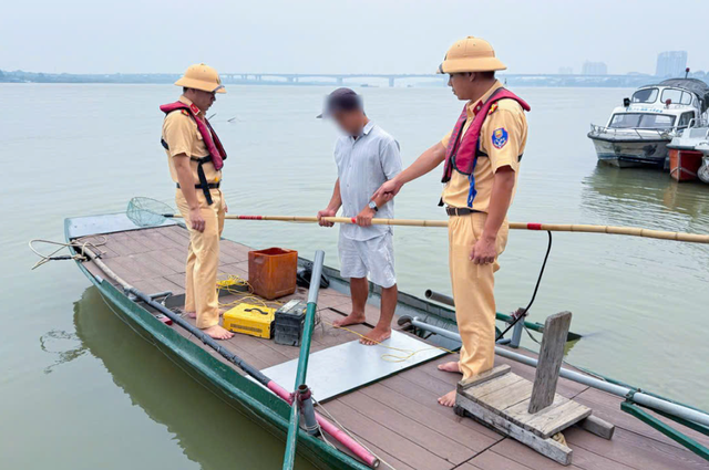 Đánh cá trên sông Hồng theo cách không ngờ, người đàn ông bị xử phạt - Ảnh 1.