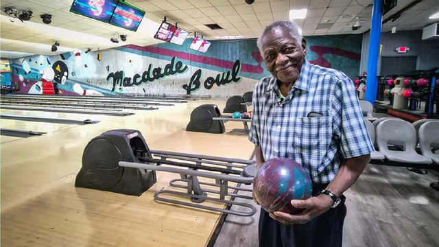Cụ ông 100 tuổi vẫn chơi bowling như giới trẻ, tiết lộ bí quyết sống thọ giản dị - Ảnh 1.