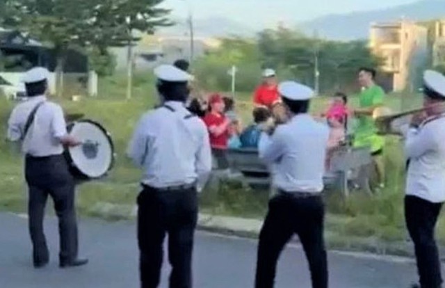 Đội k&egrave;n vừa phục vụ đ&aacute;m tang l&agrave;m điều "kh&oacute; tin" tại bữa tiệc sinh nhật - Ảnh 1.