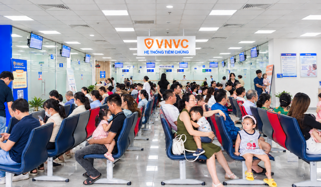 Giữa cao điểm tay ch&acirc;n miệng, VNVC ti&ecirc;m hơn 100.000 liều vắc xin tay ch&acirc;n miệng cho trẻ em Việt Nam  - Ảnh 1.