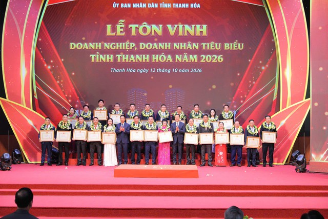 Chủ tịch tỉnh Thanh H&oacute;a t&ocirc;n vinh, tặng bằng khen cho 100 doanh nghiệp, doanh nh&acirc;n - Ảnh 5.