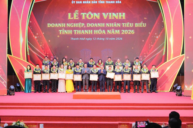 Chủ tịch tỉnh Thanh H&oacute;a t&ocirc;n vinh, tặng bằng khen cho 100 doanh nghiệp, doanh nh&acirc;n - Ảnh 4.