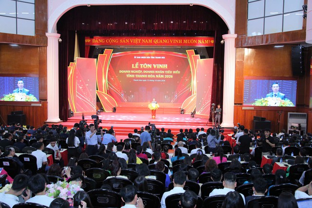 Chủ tịch tỉnh Thanh H&oacute;a t&ocirc;n vinh, tặng bằng khen cho 100 doanh nghiệp, doanh nh&acirc;n - Ảnh 2.