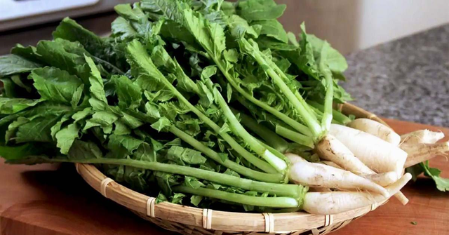 Đừng chỉ ăn củ, l&aacute; loại c&acirc;y n&agrave;y qu&yacute; như "nh&acirc;n s&acirc; - Ảnh 1.