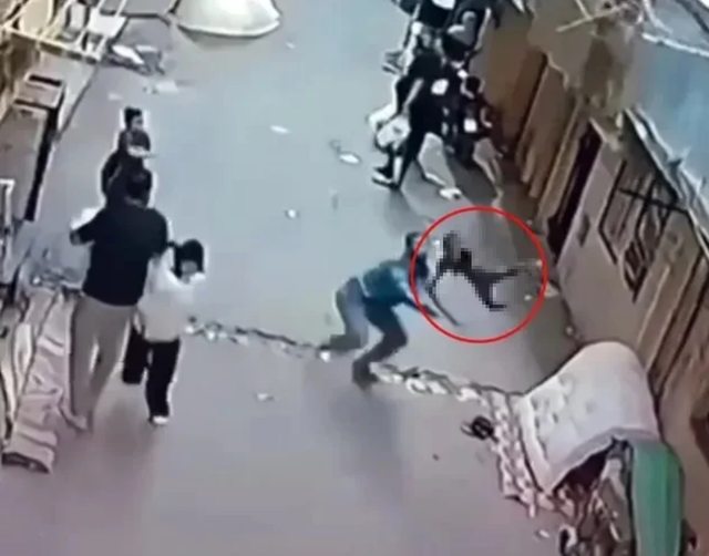 Ngước nhìn lên trời, người đàn ông phát hiện cảnh tượng "nổi da gà" - Ảnh 1.