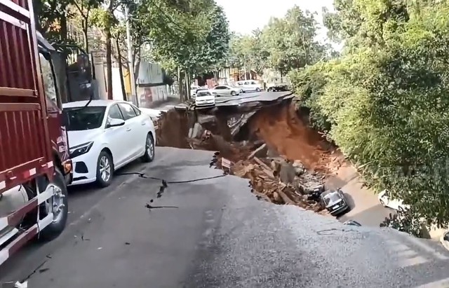 Hố tử thần bất ngờ xuất hiện, "nuốt chửng" 15 chiếc ô tô - Ảnh 1.
