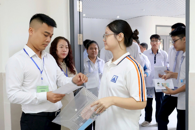 Hà Nội có 37 thủ khoa học sinh giỏi, bất ngờ với số học sinh lớp 11 - Ảnh 1.