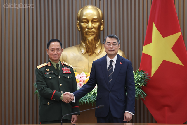 Thủ tướng: Hợp tác quốc phòng-an ninh là một trụ cột quan trọng của quan hệ Việt - Lào - Ảnh 1.