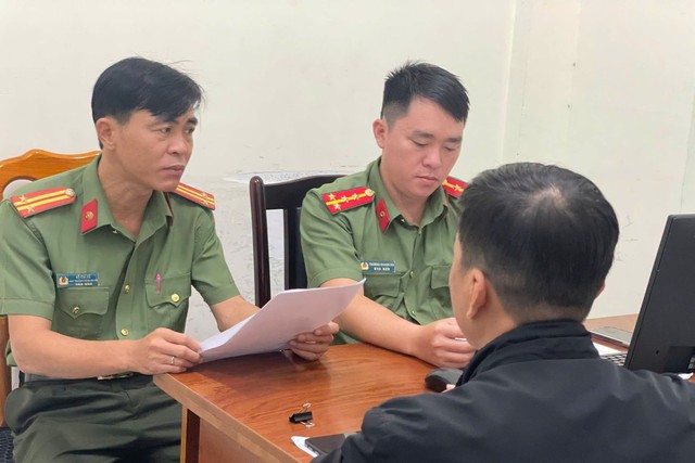 Vay tiền qua app, người đ&agrave;n &ocirc;ng chuyển cuộc gọi đ&ograve;i nợ sang số c&ocirc;ng an - Ảnh 1.